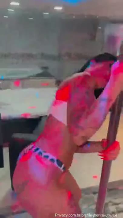 Jheniskutkutof nude rebolando o cuzão gostoso no pole dance