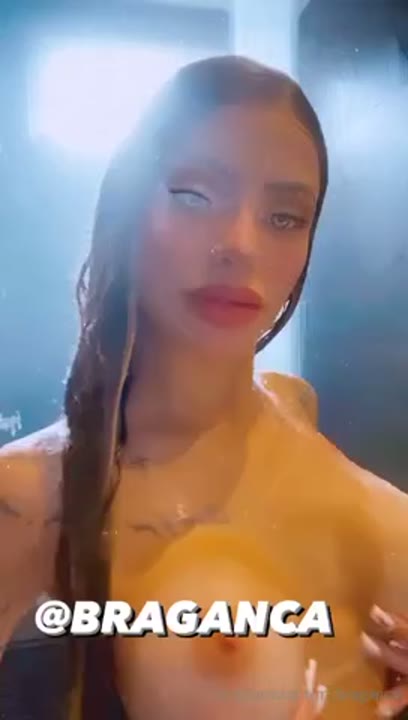 Mc Bragança porno filmando a bunda grande molhadinha no chuveiro