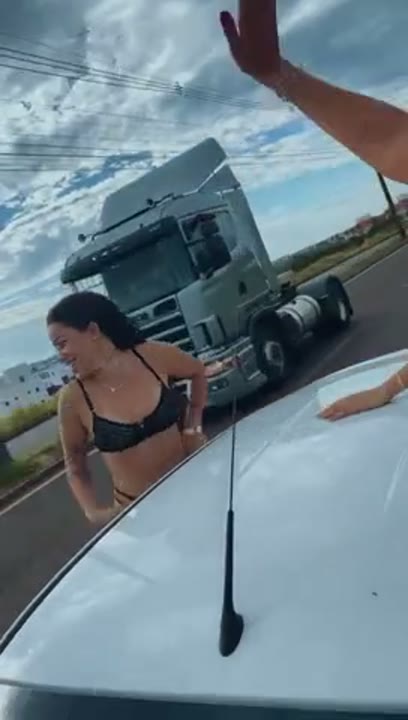 Mulheres peladas gostosas do Job se exibindo no carro