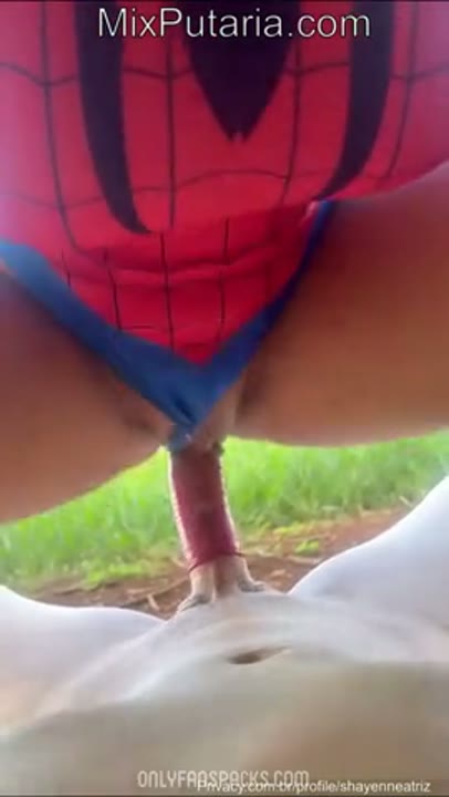 Shayenne Samara fodendo no mato usando fantasia de mulher aranha