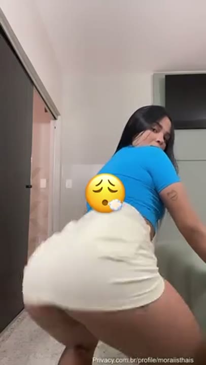 Tais Morais sem frescura dançando funk sem calcinha no banheiro