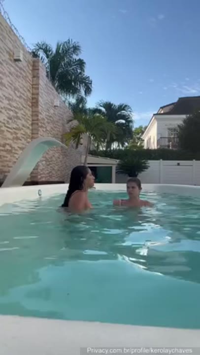 Kerolay Chaves nua na piscina com amiga morena safada