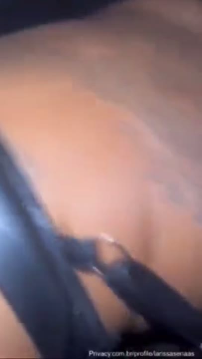 Larissa Senas fodendo de quatro e gemendo alto dentro do carro