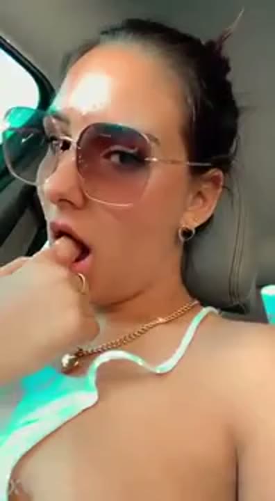 Mariana Casaroto flagrada com seios de fora e dedo na boca no carro