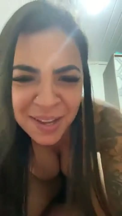 Coroa morena pelada na live mostrando o bucetão na webcam