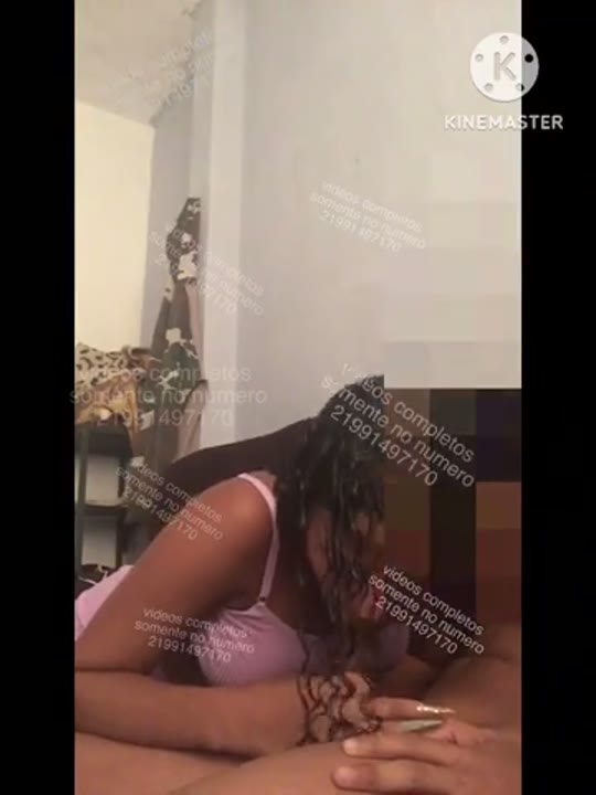 Novinha carioca mamando um pirocão e se engasgando com o caralho grande