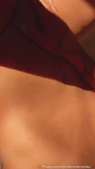 Vivi Fernandez Onlyfans grátis batendo siririca na buceta rosa