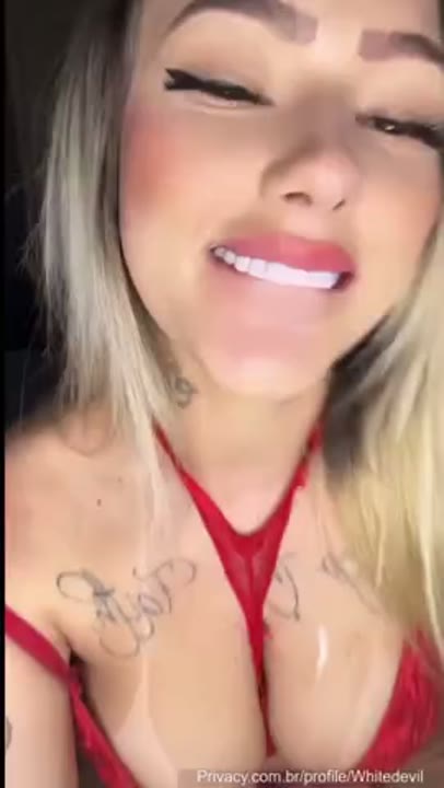 White Devil pelada masturbando o cuzinho apertado com pau de borracha