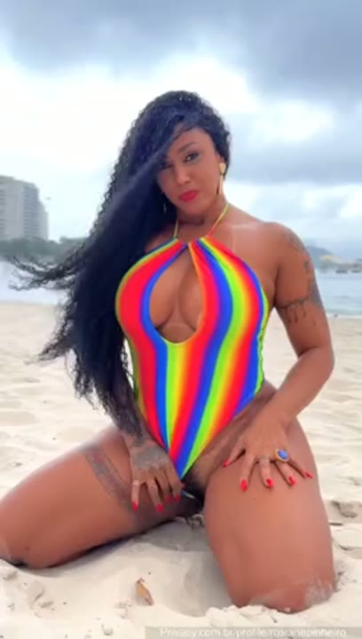 Rosiane Pinheiro na playboy exibindo a buceta na praia do litoral de São Paulo