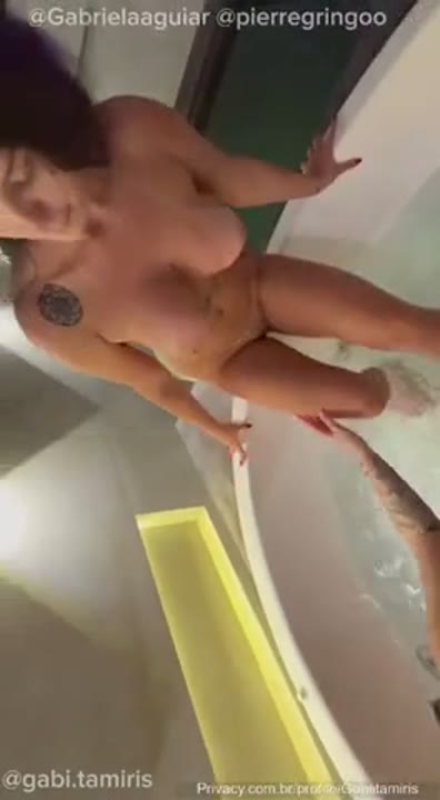 Gabriela Aguiar e Gabi Tamiris pagando um boquete duplo pro malandro no ménage