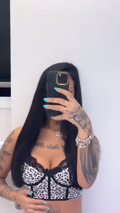 DJ Nathi safada se exibindo só de calcinha no banheiro