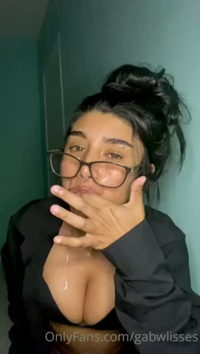 GabWlisses Privacy bebendo porra com o rosto todo gozado