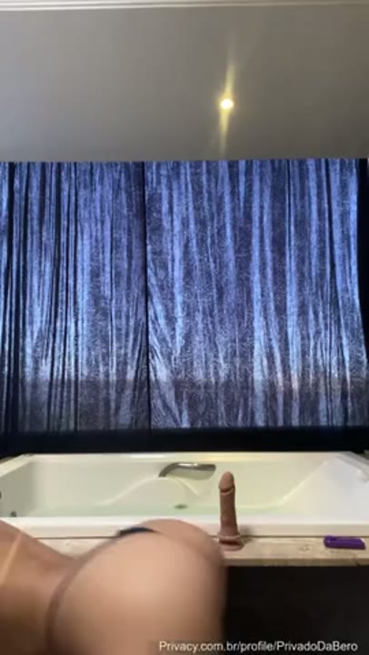 Privado da Bero nua mostrando os peitos naturais na banheira do motel