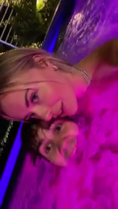 Porno loira gringa do Onlyfans na putaria gostosa em uma banheira