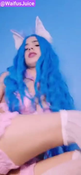 Waifus Juice porno do Onlyfans metendo um consolo no cuzinho de quatro