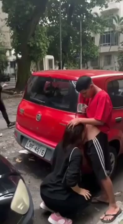 Noiva novinha caindo de boca no caralho no meio da rua