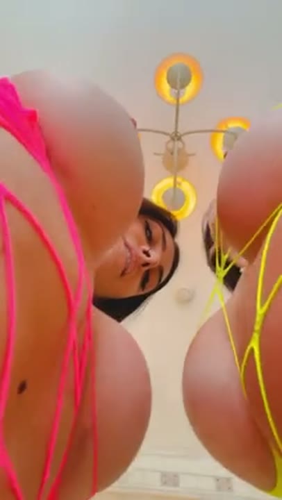 Arya Volks e Sarah Caus peladas brincando com consolo