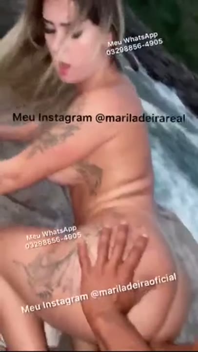 Mari Ladeira transando na praia sem frescura
