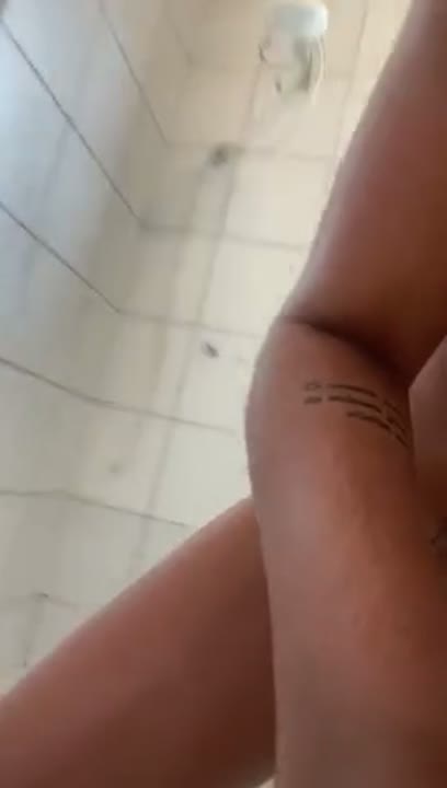 Novinha molhadinha acariciando o lindo corpo nua