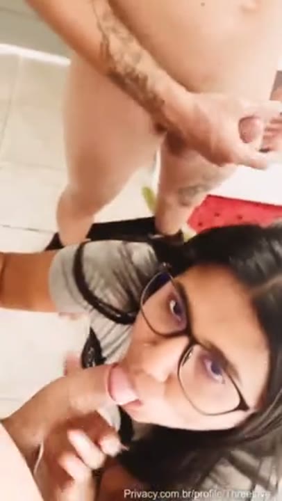 Threelove porno putinha gulosa pagando boquete para dois machos