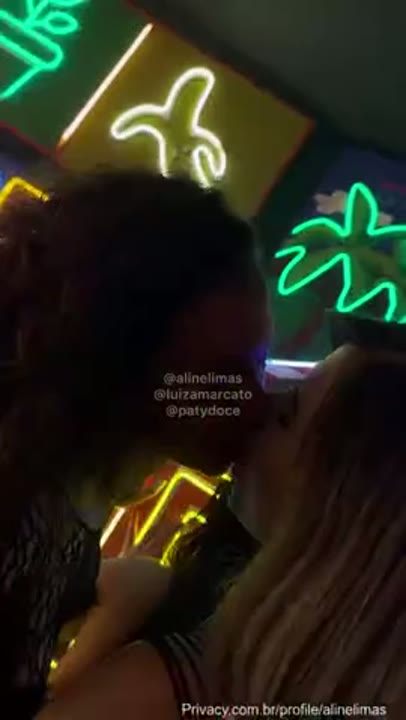 Aline Limas, Paty Doce e Luiza Macarto cheias de tesão sem calcinha na balada