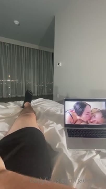 Jade Teen porn fazendo um ménage delicioso no motel