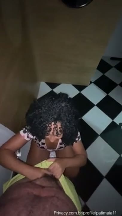 Pati Maia Onlyfans mamando o pau pequeno do gordinho safado