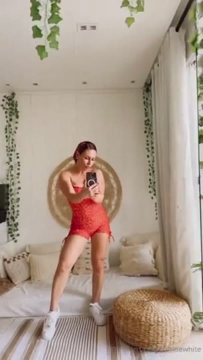 Emme White pornô mostrando os peitos grandes em um video vazado