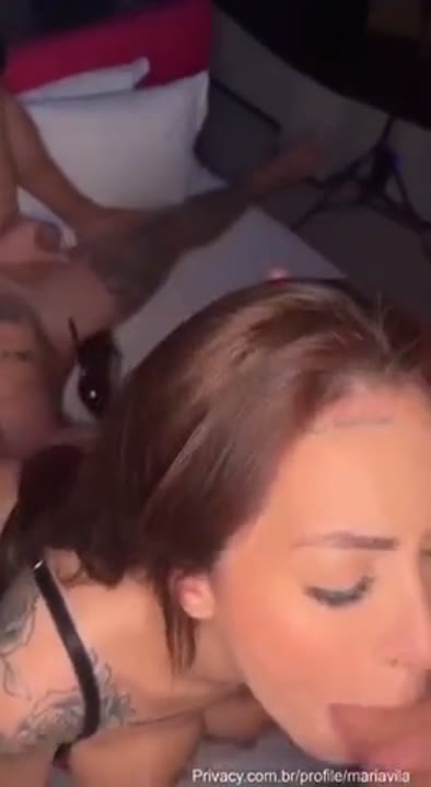 Xvideos Mari Ávila chupando duas picas na orgia intensa e deliciosa