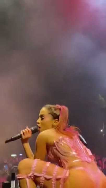 Anitta flagra rebolando o cuzão no show com calcinha fio dental