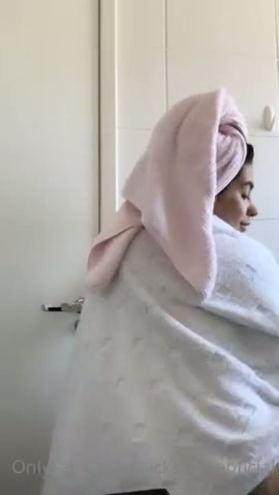 Nicks Vieira dançando pelada após sair do banho