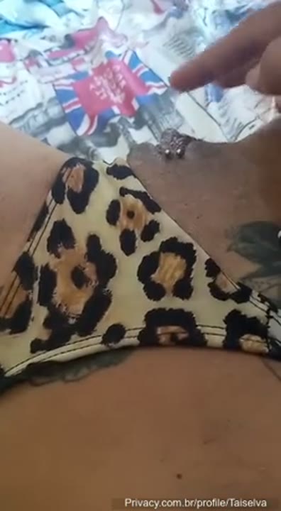 Taiselva erome socando o dedo na xereca meladinha