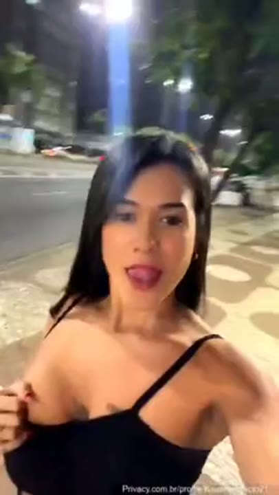 Exibindo peitinhos na rua toda putinha gostosa