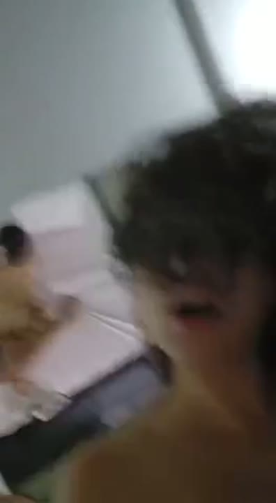Let Rizie dando o cuzinho sem camisinha e gozando com a rola no cu
