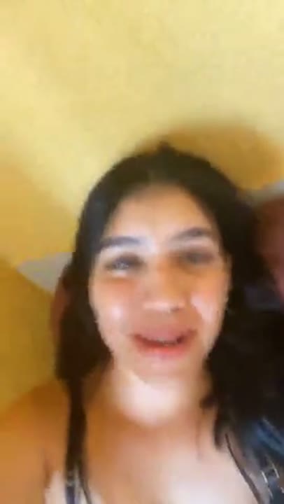 Jadysexy caiu na net nua exibindo os peitinhos durinhos