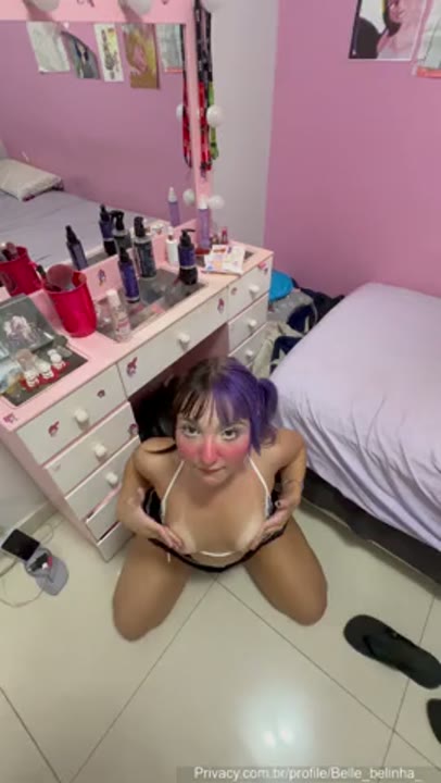 Belle Belinha pelada apertando e bolinando os peitos naturais