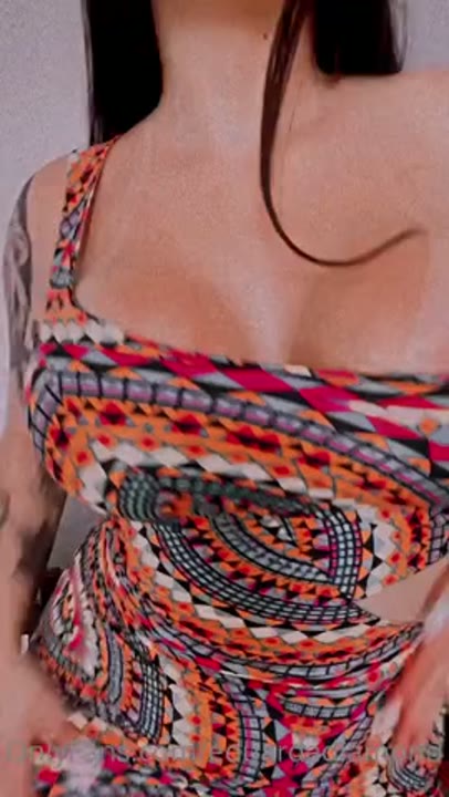 Eduarda Diamond Onlyfans colocando os peitos grandes pra fora