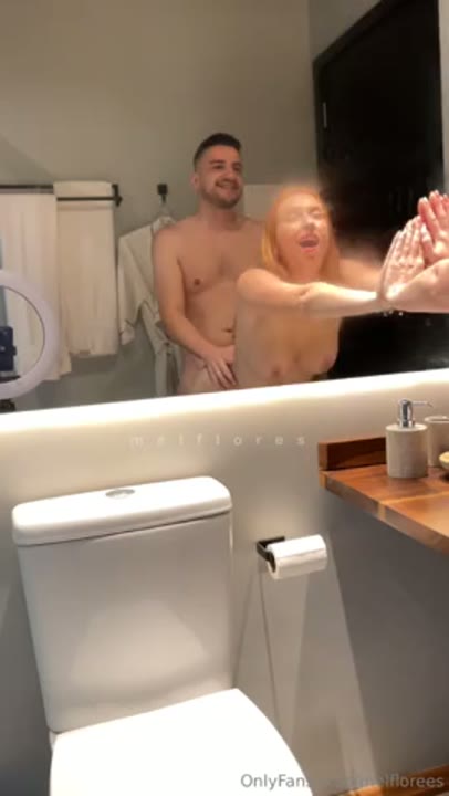 Mel Flores Onlyfans grátis transando com um novinho no banheiro