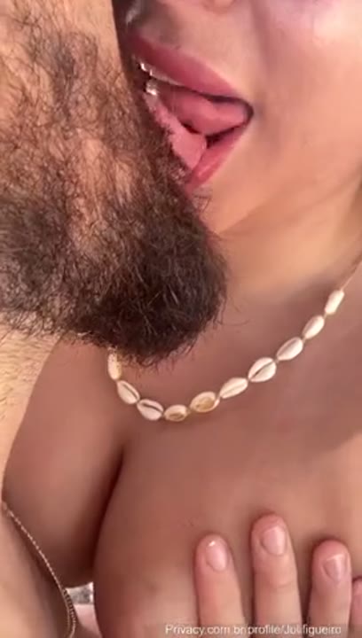 Juli Figueiro sacanagem em publico fazendo putaria com malandro na praia