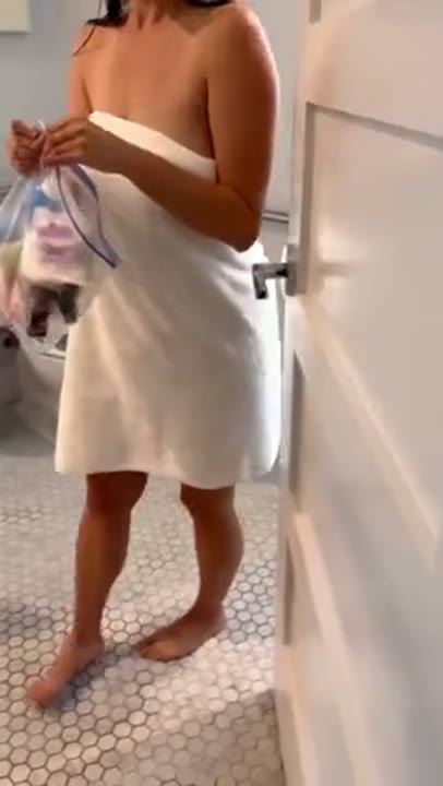 Vagabunda pelada safada provando ser deliciosa