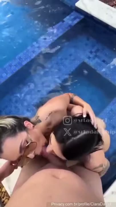 Clara Dalcol sexo pagando boquete duplo com amiga gostosa
