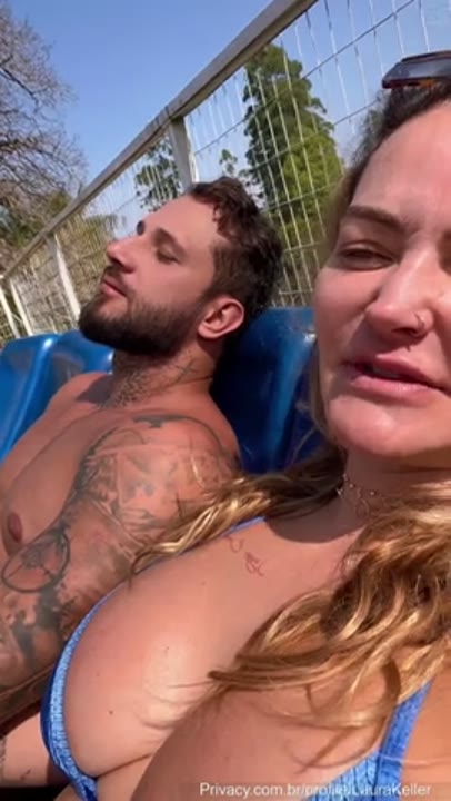 Esposa safada pegando na piroca do marido na piscina