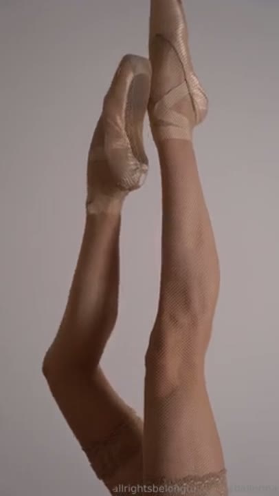 Only friends​ da bailarina gostosa mostrando as pernas bem safada