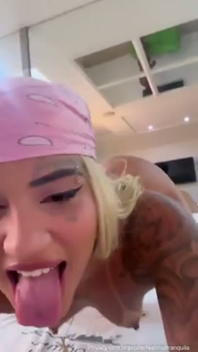 Nabrisa caiu na net de quatro esperando para ser fodida no motel