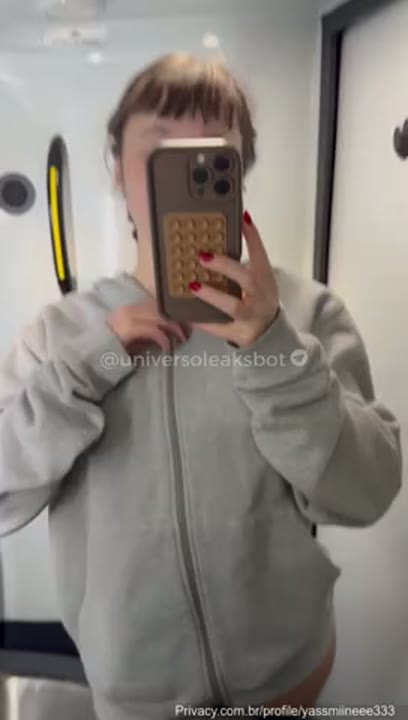 Yamine nua mostrando a buceta e os peitos no banheiro do avião