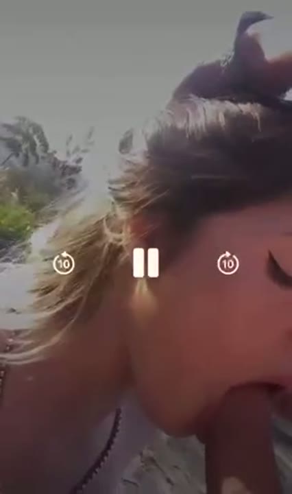 Namorada novinha do interior pagando boquete em publico