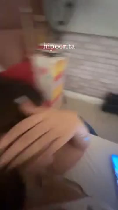 Mel Maia pelada pagando peitinho no stories da amiga
