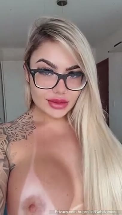Gabi Tamiris Privacy exibindo os peitos grandes de silicone