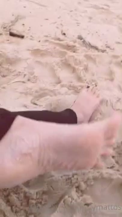 Ray Mattos video de fetiche mostrando os pés com a amiga na praia