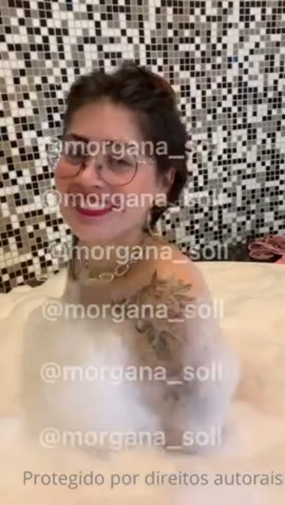 Morgana Soll dançando funk pelada na banheira do motel